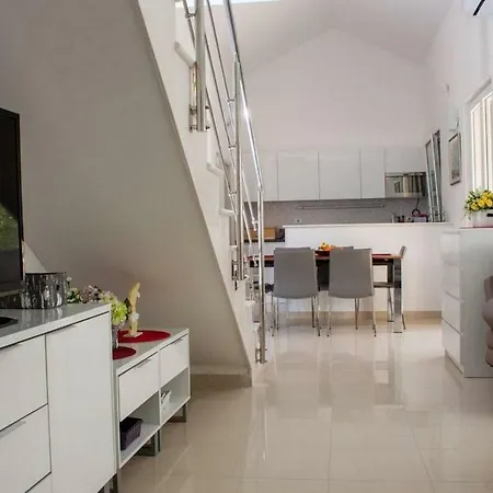 Laurel Villa *