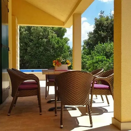 Laurel Villa